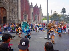 ここで独特な羽毛がついた被り物や原色でカラフルなアステカの衣装を身に着けた人々が踊っていました
