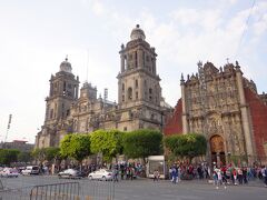 メトロポリタン大聖堂のファザードが見えました。メキシコ・カトリック教会の総本山です。世界遺産メキシコシティ歴史地区の構成のひとつです。重厚な外観ですね。