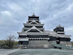 熊本城 天守閣！なかなか立派です。再建されたものですが、熊本地震で大きな被害を受けましたが、やっと観光客の受け入れもできるまでに復興しました。