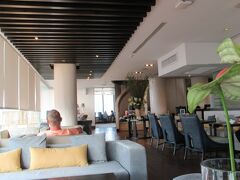 カクテルタイムにお誘いいただき、クラブラウンジへお邪魔しました。