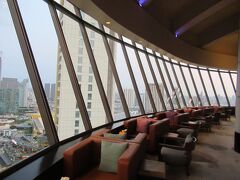 カクテルタイムを楽しんだ後は階段を昇って『ThreeSixty』へ
こちらは屋外のルーフトップバーと円形屋内ラウンジにわかれていて、屋内ラウンジでは生演奏も楽しめます。
今回は屋内ラウンジへ。
飲みながらおしゃべりを楽しんでいると、