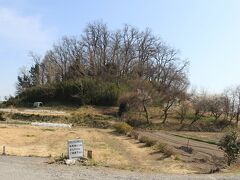 浅間山古墳
4世紀末から5世紀初頭頃の築造と推定され、群馬県では2番目の規模の古墳です。
途中までは行けたのですが、個人の敷地なので立ち入り禁止の看板がありました。
