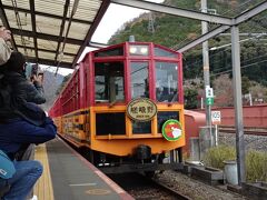 京都駅で新幹線からJR嵯峨野線に乗り換えてJR馬堀駅へ
馬堀駅から歩いて10分ほどで、トロッコ亀岡駅に到着
さぁトロッコ列車に乗るよ　

今回は紅葉期に京都３回来ている相方が旅の友
相方がトロッコ列車に乗りたいけど、いつも満席で乗れなかったとこぼしていた
そりゃそうだ、紅葉時期に予約なしで乗れるなんて思う方がおかしい
ということで、今回はしっかりと予約を取ってあげることにした（恩着せがましい）
トロッコ亀岡駅ートロッコ嵯峨野駅間7.3㎞を25分で結ぶ
どちらから乗ってもよいけど、嵐山嵯峨野からのほうが混むと思ったので、亀岡駅発で予約をした
