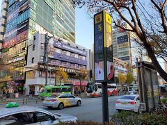 釜山西部市外バスターミナルに隣接する地下鉄２号線の沙上駅へやってきました。釜山西部市外バスターミナルは釜山市の郊外、洛東江のすぐ東側にあります。釜山市中心部に行くにはこの沙上駅から地下鉄２号線に乗り、西面駅で１号線へと乗り換える必要があります。