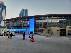 西面駅での乗り継ぎも良く沙上駅から釜山駅まで３０分ちょっとで到着することが出来ました。１１月半ばの５時過ぎで日本の関東地方ならもう暗い時間ですが、韓国だとまだまだ明るいです。
釜山駅はガラス張りの近代的な駅舎でした。ただ釜山駅の駅舎自体は基本的に１９６９年に完成したもので、このガラス張りの部分はＫＴＸ開業時に完成した部分ですがホームや駅舎の大部分は昔の物を改装して利用している様です。ちなみにこれはＫＴＸとＫＯＲＡＩＬの駅舎で、地下鉄は他の駅と変わらず地下に駅があり一般的な階段で外に出てくる形になっています。