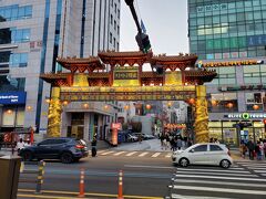 釜山駅前には中華街があるようで、駅から横断歩道を当たってすぐの所に中国風の門がたっていました。とても立派な門でいつ頃出来たのかと思ってストリートビューを見ましたが、数年前に工事していたのでそのタイミングで出来たのだと思います(笑。
ちなみに北側の隣の道はテキサスストリートという門がありアメリカンな雰囲気でした。