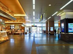 米子空港からは、ゲゲゲの鬼太郎達がラッピングがされた空港連絡バスに乗り、松江駅に到着。