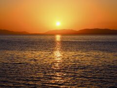 さて、夕陽鑑賞もいよいよクライマックス。
赤く染まる空と光の道ができる宍道湖。