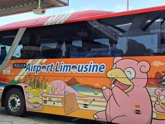 初四国は高松空港に降り立ちました。高松空港から高松港まで行くリムジンバス。お客さんが多いと見えて、2台目も運行のようです。