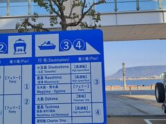バスはJR高松駅を過ぎて、高松港のフェリー乗り場まで直行。明日からの宿は駅と港の間にありますがすべて徒歩圏内。