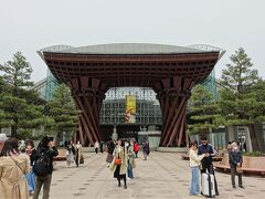 金沢駅と言えば、シンボル的存在の「鼓門」ですよね。
空港バスを降りて、駅中を通過し、「鼓門」へ。
