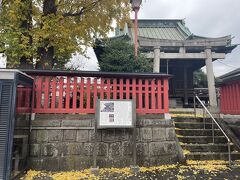 ツアーバスに戻る途中にあった六塚稲荷神社
こちらも銀杏が綺麗でした。
こちらの御朱印は川越氷川神社でいただけるそうですよ。