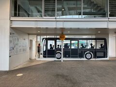復路は山口宇部空港からなので東萩駅前から高速バスで新山口駅ヘ、さらに空港行きバスに乗り換えます。バスの待合室はお洒落なデザイン