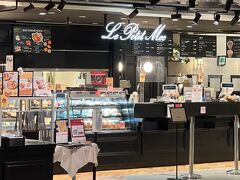 4/9（日）
この日の朝ごはんは阪神百貨店B2F ル・プチメックで。
京都の有名ベーカリーが大阪に出店してくれました。
朝8:00から営業しているのがうれしい。