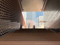 造幣局へ向かう前にちょっと街歩き…
福島駅からぶらぶら歩いて、ABC朝日放送テレビへ
ABCホールのこの階段は絵になります…