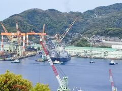 ここから長崎港が一望できます。
軍艦が泊っているドッグが。三菱重工の造船所。
ここが丸見えなせいで、グラバーの息子の倉場富三郎は屋敷から追い出されることになります。