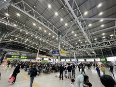 中央ホール。人々が行き交う熱気に満ちています。この空気、最近日本では感じないなぁ。