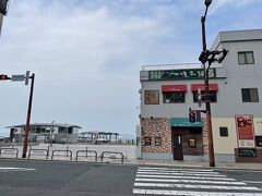 お目当ての「&#21654;&#21937;本舗」です

お店は建物の２階でエレベーターはありません。

入口のところにベビーカーの家族連れがいましたが、悩んだ末に別のお店に行ったようです

階段には入店待ちの人が並んでいたので、ベビーカーに赤ちゃんを乗せて階段の途中で待つのはちょっと無理でしょうね
