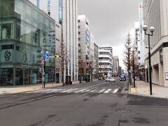 【すすきの】

土曜日の朝。
人は少な目すすきの

雲が多めの朝ですが、
雲の切れ間から青空も！