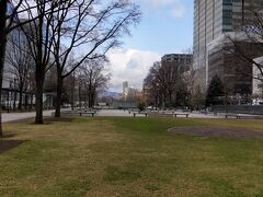 【大通公園】

1月に来たときは一面真っ白な「雪景色」
今回はグリーンが見えて、
「こんな感じの公園なんだぁ」
って「新たな発見」