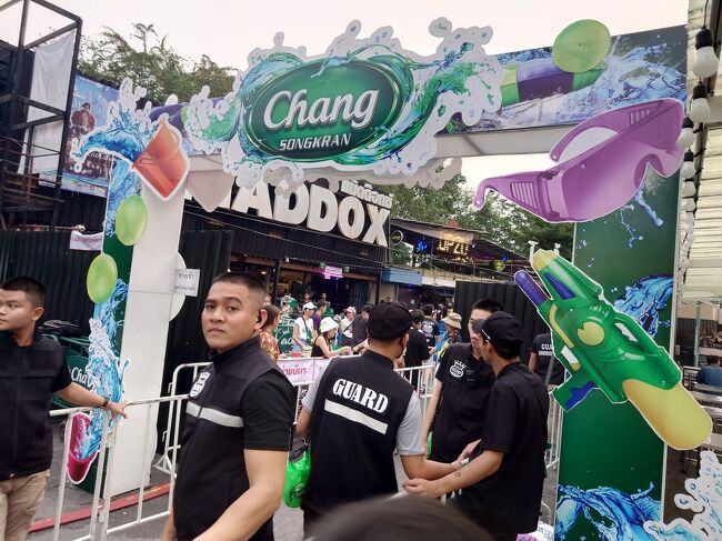 目的地の水掛け祭りです。