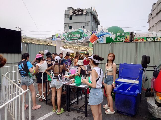 入場券を手首に巻きつけるので若干時間がかかります。