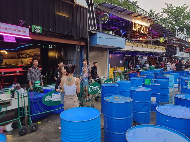 ドラム缶の上にビールを置きます。