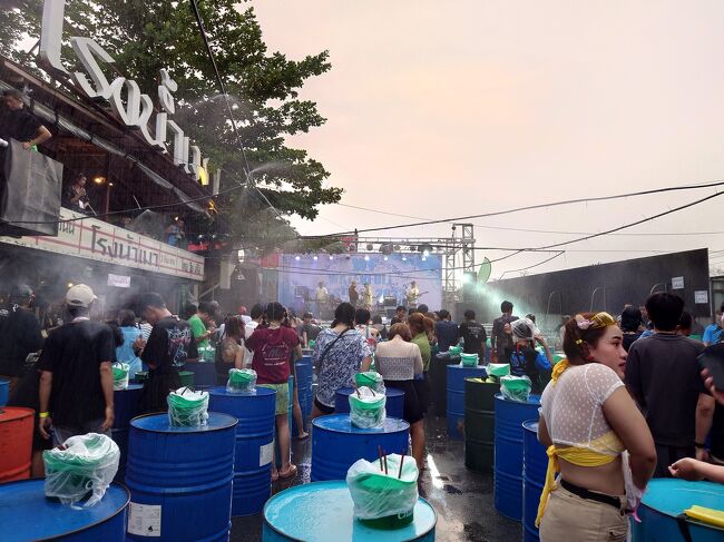 だんだんとお客さんが詰めて来ます。