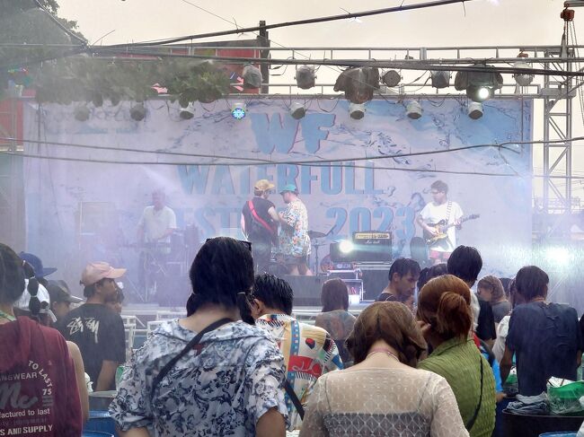 バンドが演奏しています。