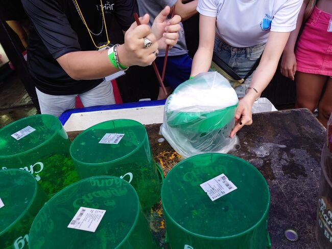 バケツにビールと氷を入れます。