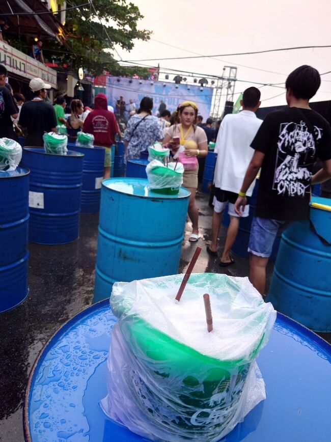 バケツには上から水が入らないようにしています。
