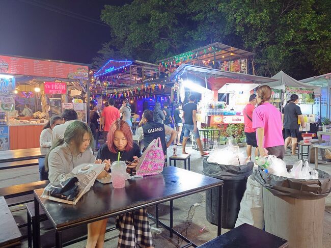 周りには普通のお客さんがいます。