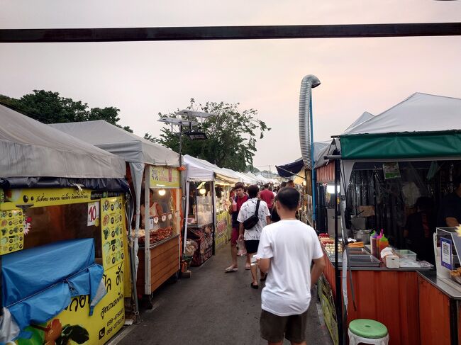 屋台もチラホラです。