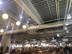 成田空港に到着。夜便なので、フードコートで腹ごしらえです。