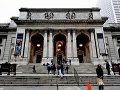 マディソンアベニューを下ること15分程度…New York Public Libraryに到着しました。映画「SEX AND THE CITY」やドラマ「Glee」など、ニューヨークを象徴する建造物の一つとして、映像作品にも数多く登場する場所です。

前回来た時は緊張して何故か中には入らず（今思うとなんで？）。今回はちゃんと見てみたいなと思い、入り口でセキュリティチェックを受けて、中に入ってみました。