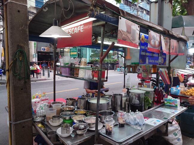 箸は難しいのでしょう、スープをすくうレンゲを使って食事をしていました。