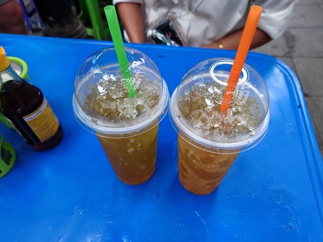 ドリンクは隣の屋台です。