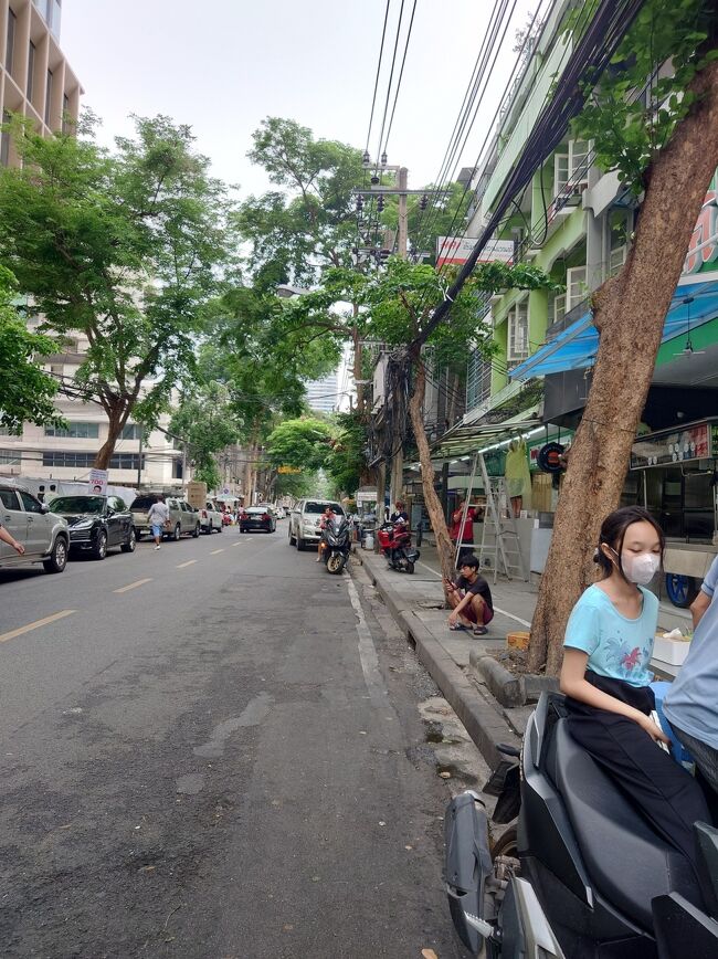 まだ時間が早いので屋台も少ないです。