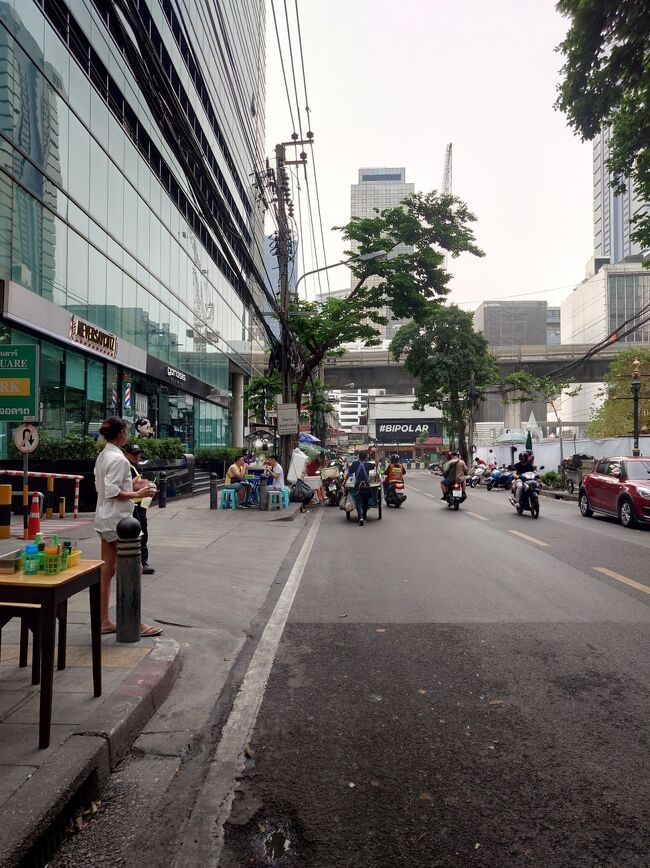 正面がシーロム通りです。