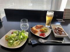 自分で取り分けてきました。
朝ビールという背徳感が堪らない(^_^;)

JALのカレーと食べ比べ。
優しいお味ね♪