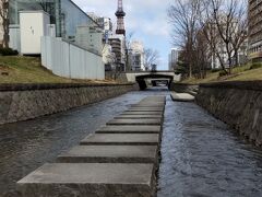 【創成川公園】

ホテルから歩いて5分もかからない場所に創成川が流れています。

ここは親水公園と言えばいいのでしょうか？
遊歩道的になっているのでノンビリ朝の散歩におすすめです