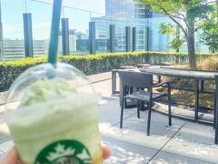 人の少なさに拍子抜け。
ランチにはまだ早いしとのことでお隣のJRゲートタワー15階にあるスタバでThe メロン of メロン フラペチーノを。
15階同士繋がっているので近くていいね(*´▽`*)

何コレ凄く美味しい♪
お値段もカロリーも高いけど… 