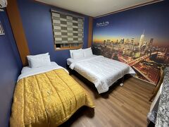 部屋はニューヨーク(笑)。落ち着かないけどエネルギーを貰うと解釈。
ツインで50000ウォン（約5000円）Kさんと2人でシェアしたので安く泊まることができました。