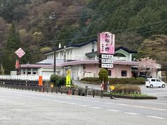 まずは宿に車を停め、