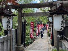 『花園稲荷神社』の鳥居。

あんなに青空だったのに、急に雨雲がやってきて・・・。