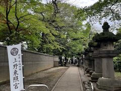 雨が弱まったところで、急いで『上野東照宮』池之端参道を進みます。