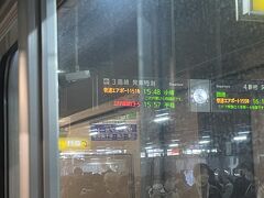 札幌駅に着いたら、今度は快速エアポートに乗り込みます。
乗る列車は15時48分発、快速エアポート151号小樽行きです。南小樽駅までは30分ちょうどです。