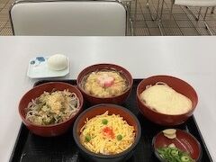 １１：５０－１２：１０
雨がすごく濡れたし疲れてしまった為、
昼食に食べ比べそば定食をいただきます。