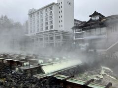 バスターミナルに着いたら、雨も小雨になりました。よかった！湯畑は今日も熱気ムンムン。