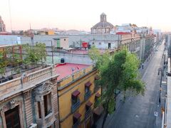 メキシコ・シティ２日目の朝です。ホテル前の通りは昼間と違って渋滞もなく、ひっそりとしています